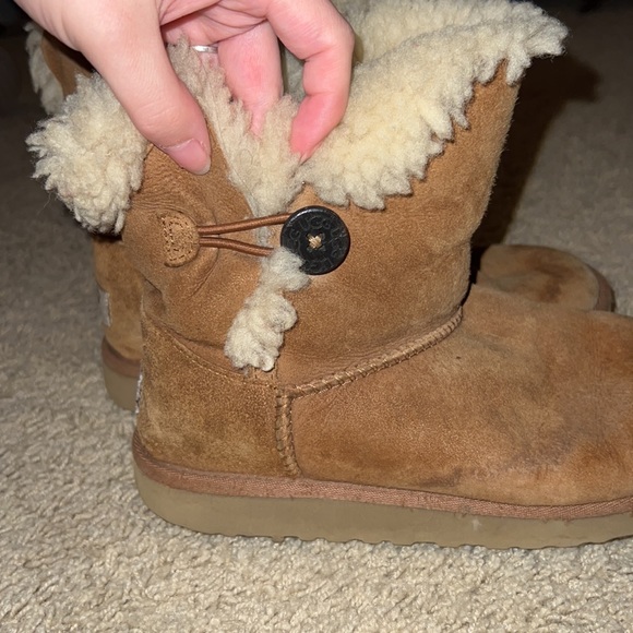 VERY worn ugg boots - Picture 3 of 3